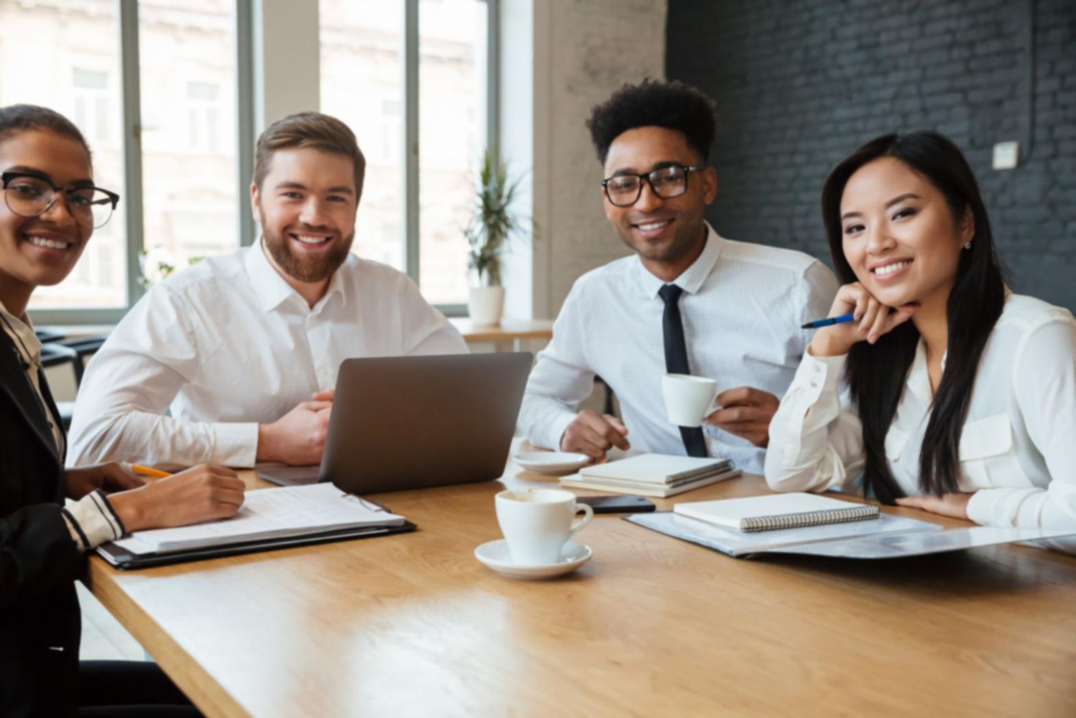 Espacio de trabajo organizado con documentos financieros y herramientas de planificación presupuestaria