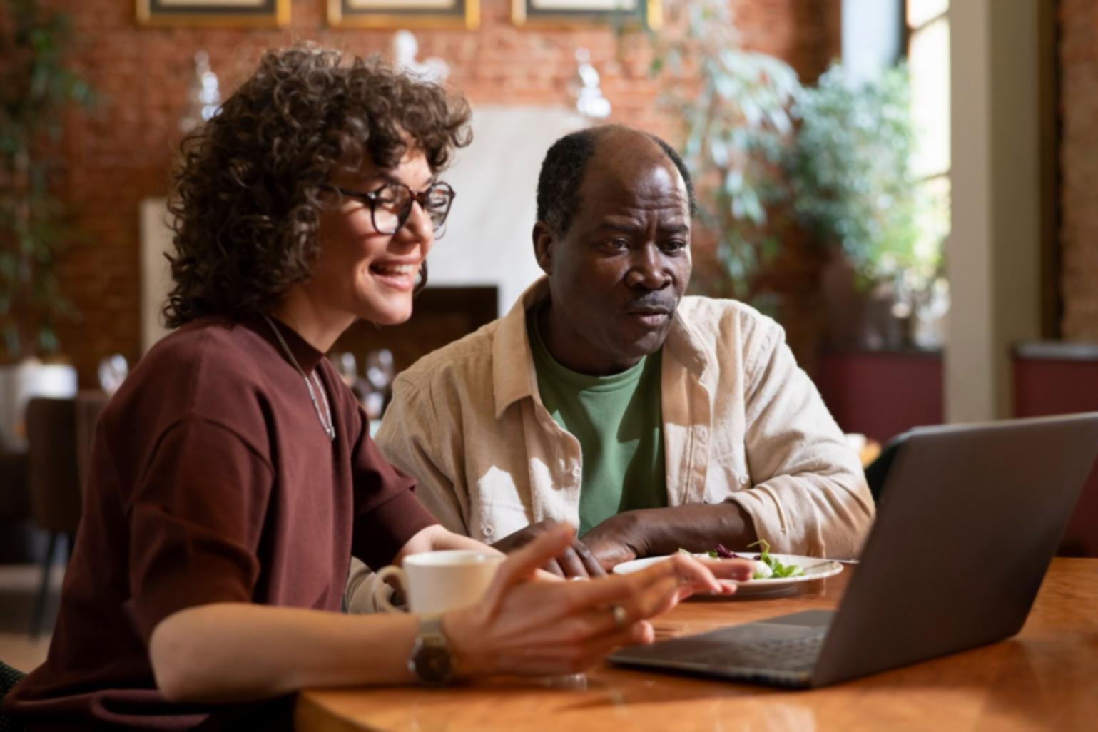Espacio de trabajo colaborativo en las oficinas de qoravelion